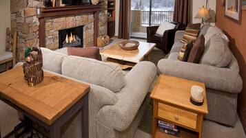 Condo, 1 Bedroom | Living area