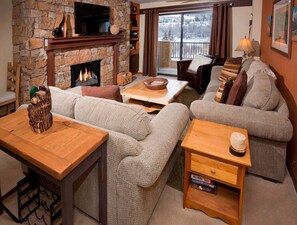 Condo, 1 Bedroom | Living area