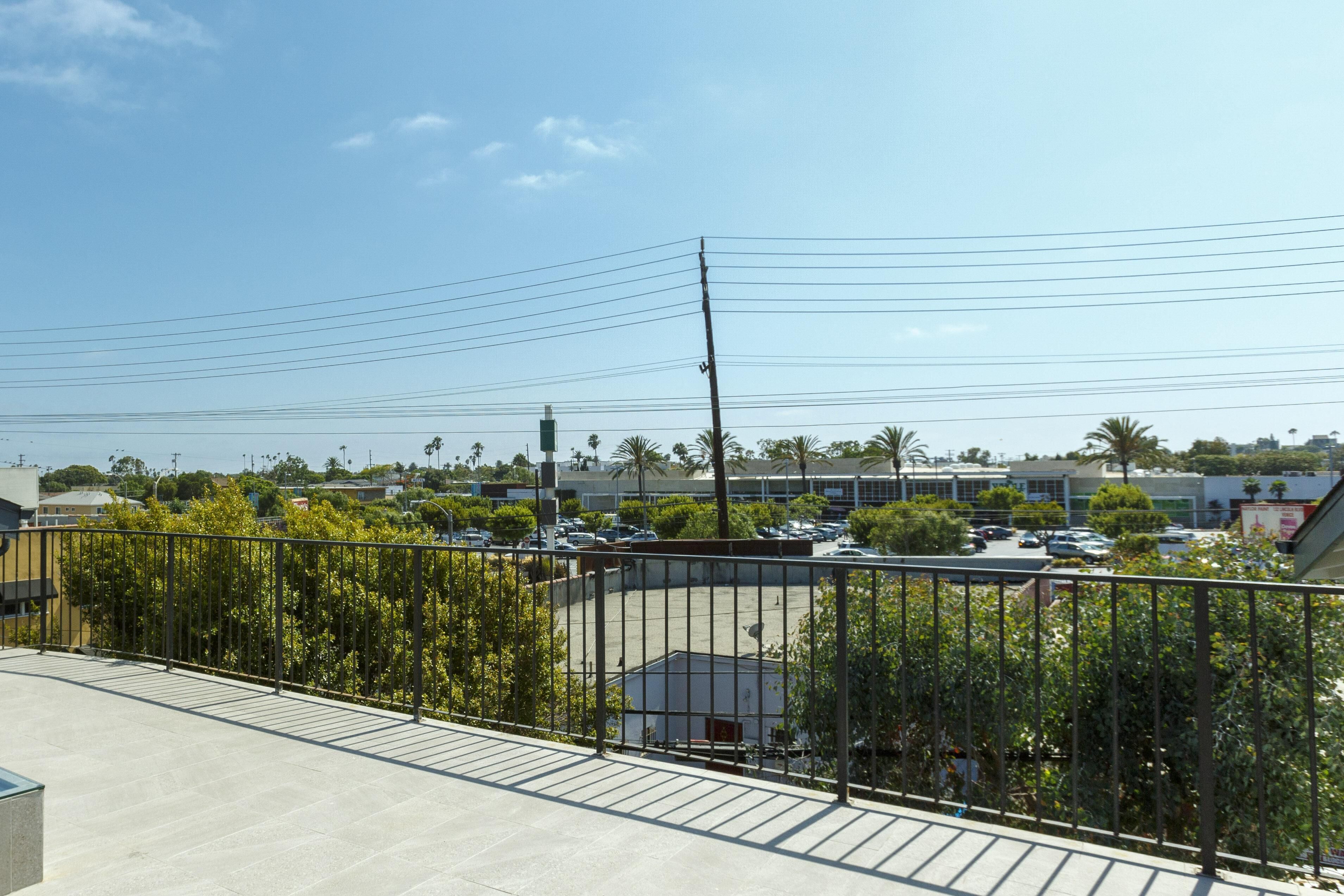 2nd Story Masterpiece In Venice Beach 4 Bedroom Home by Redawning