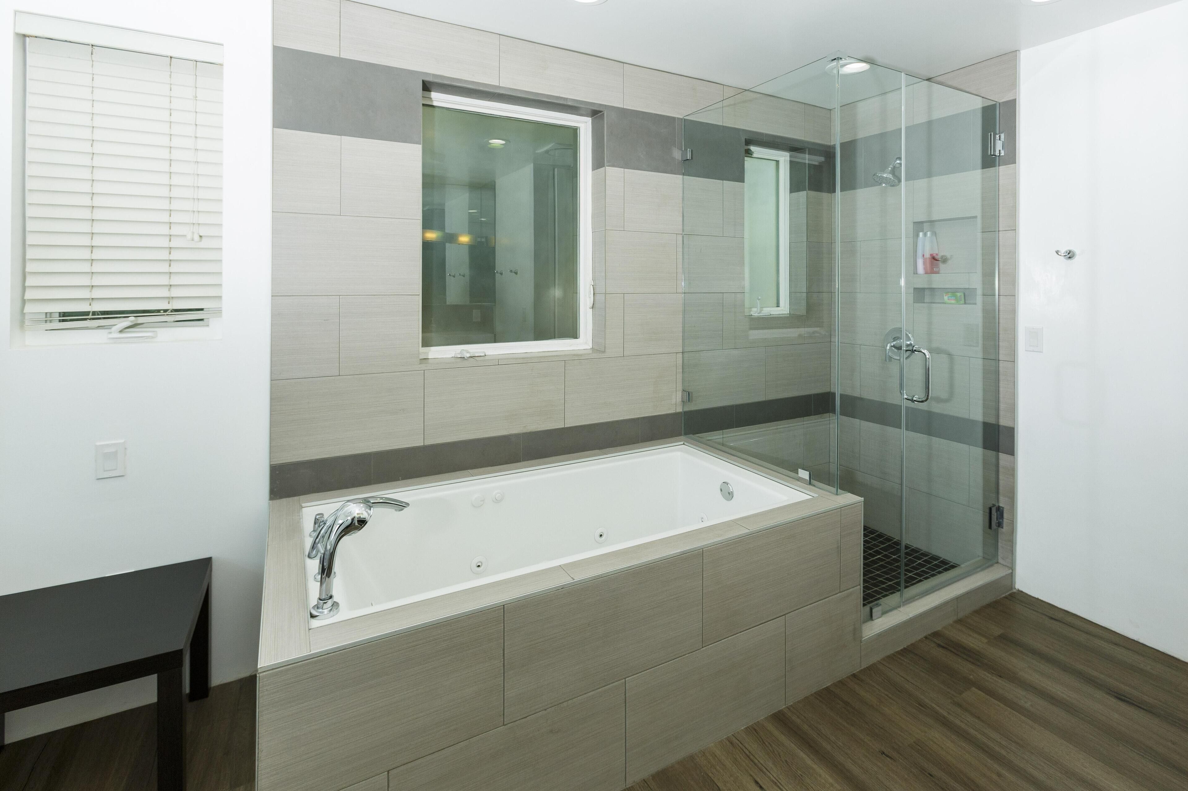 2nd Story Masterpiece In Venice Beach 4 Bedroom Home by Redawning