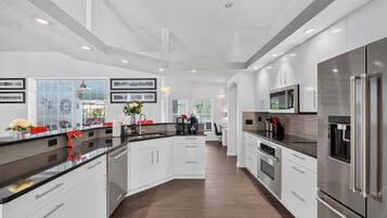Casa, 4 habitaciones | Cocina privada | Cafetera y tetera, refrigerador, horno y tostadora