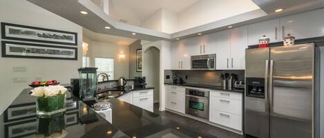 House, 4 Bedrooms | Private kitchen | Fridge, oven, coffee/tea maker, toaster