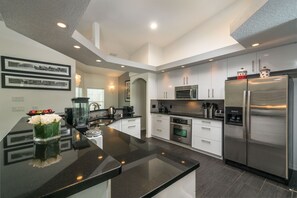 House, 4 Bedrooms | Private kitchen | Fridge, oven, coffee/tea maker, toaster - Stunning Executive Ruyper 4 Bedroom Home by RedAwning (Inverness)