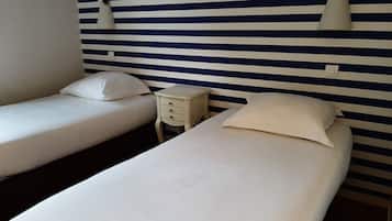 Chambre avec lits jumeaux | Bureau, chambres insonorisées, fer et planche à repasser