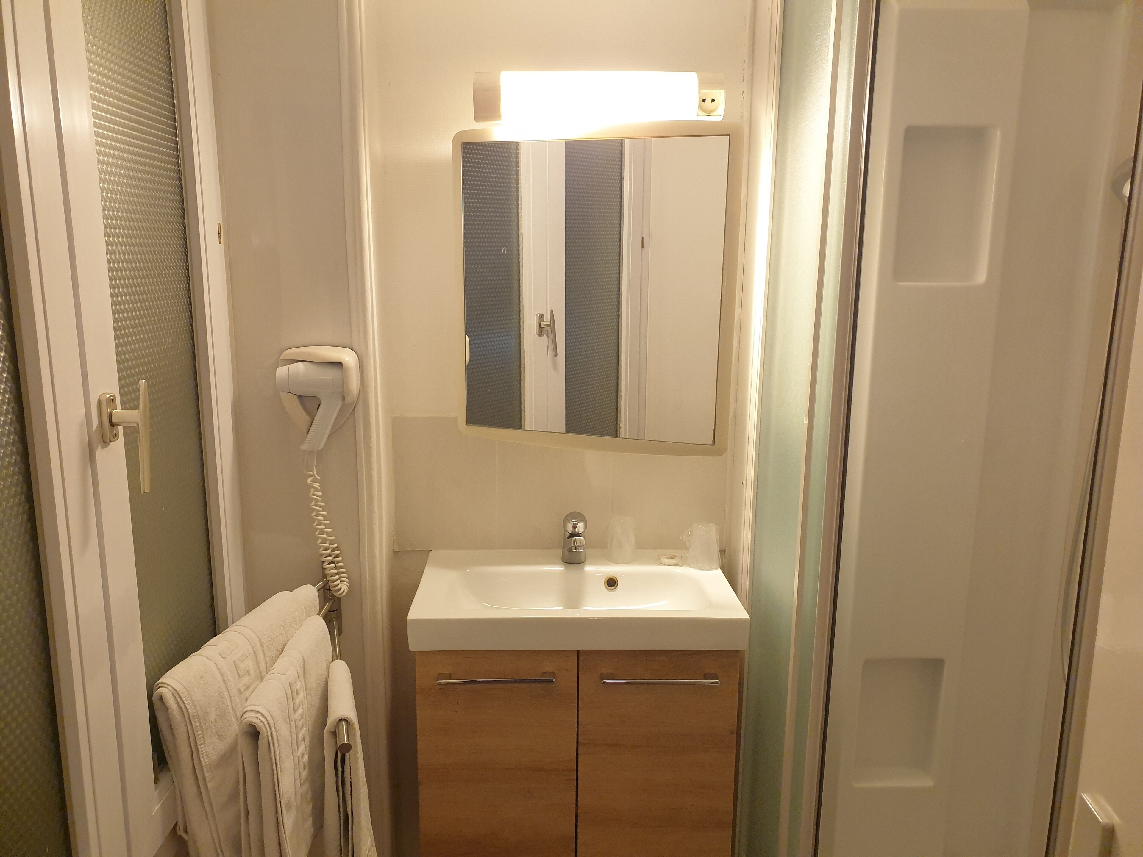 Chambre triple | Salle de bain | Articles de toilette (gratuits), séchoir à cheveux, serviettes fournies
