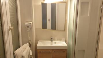 Chambre triple | Salle de bain | Articles de toilette (gratuits), séchoir à cheveux, serviettes fournies