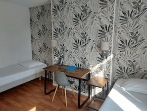 Twin Room | Desk, soundproofing, iron/ironing board, free cribs/infant beds - Hotel Le Royalty (Angers)