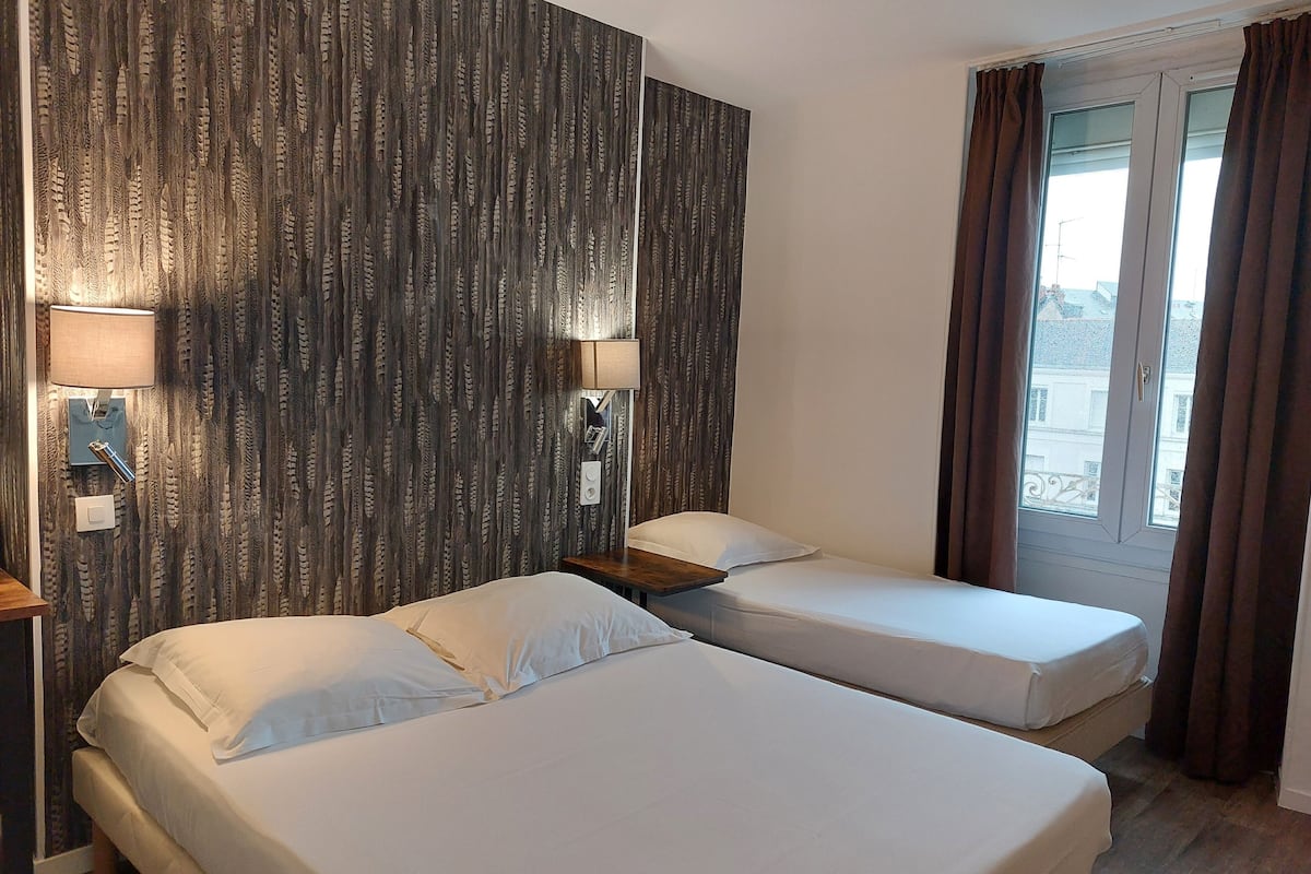 Dreibettzimmer | 1 Schlafzimmer, Schreibtisch, schallisolierte Zimmer