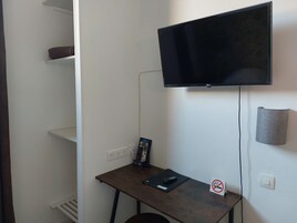 Escritorio, sistema de insonorización y tabla de planchar con plancha 