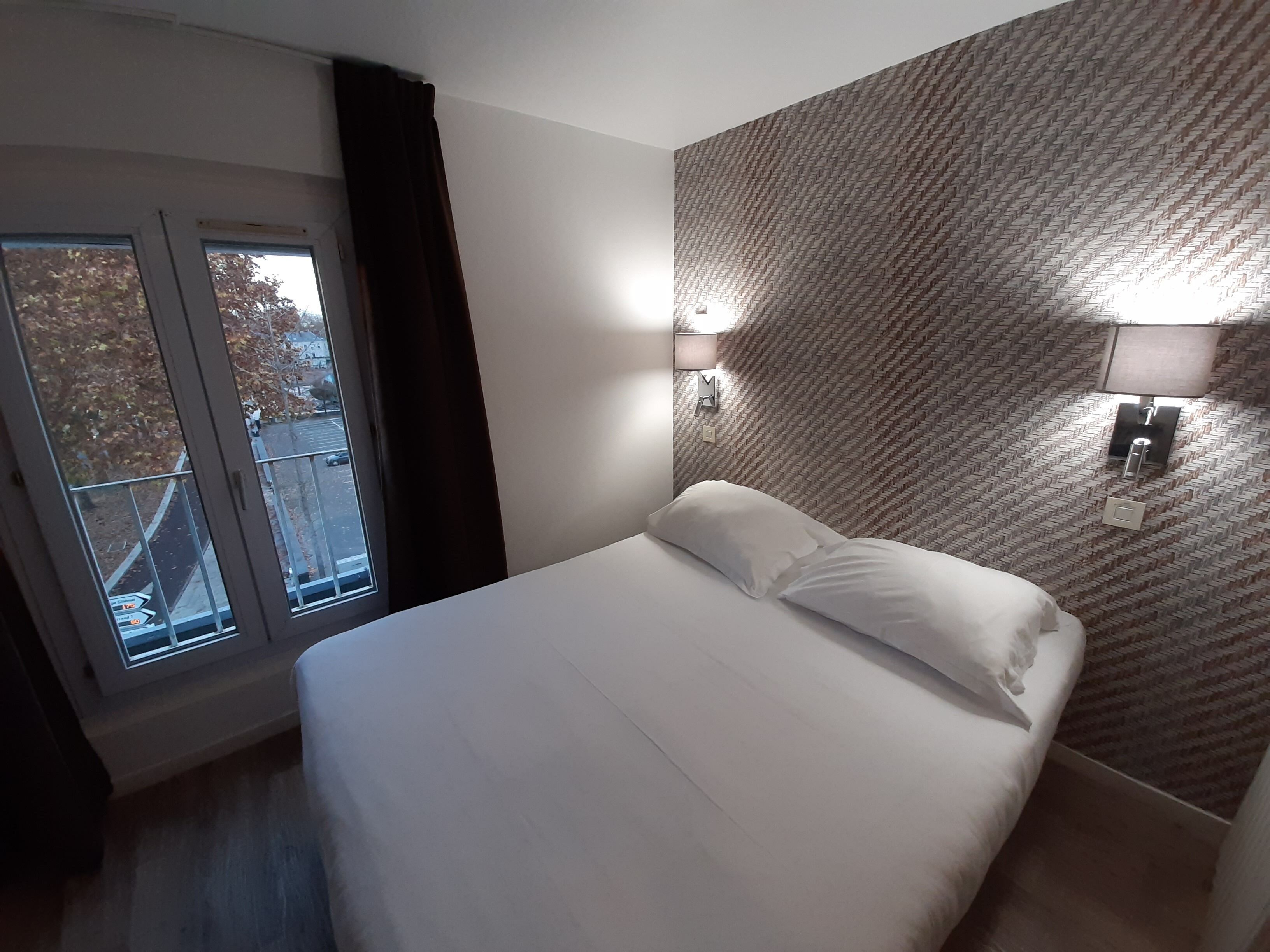 Double Room | Desk, soundproofing, iron/ironing board, free cots/infant beds