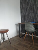 Escritorio, sistema de insonorización y tabla de planchar con plancha 