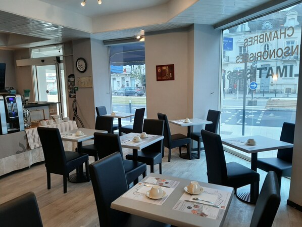 Tägliches Frühstücksbuffet (10.50 EUR pro Person)