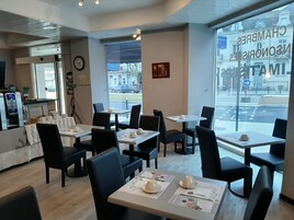 Desayuno buffet diario (EUR 10.50 por persona)