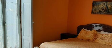 2 bedrooms, iron/ironing board, internet, bed sheets