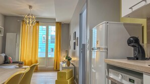 Cafetière-théière, réfrigérateur, four à micro-ondes, un four