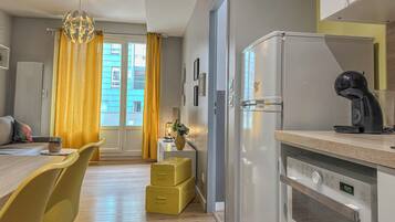 Frigorifero, microonde, forno, piano cottura