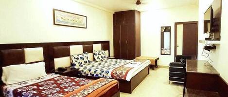 Elite suite | Woonruimte | Een 32-inch ledtelevisie met digitale zenders en televisie