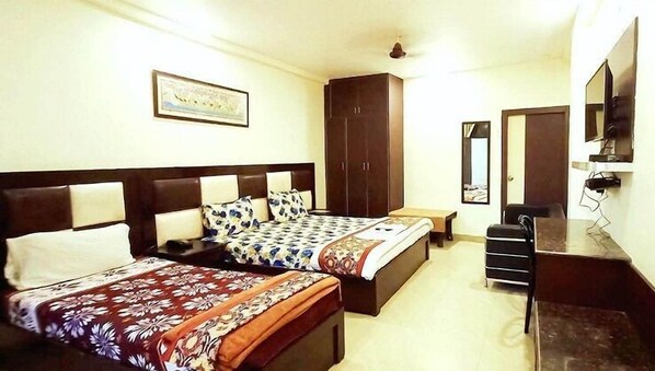 Elite Suite | Living area | 32-inch LED TV with digital channels, TV
