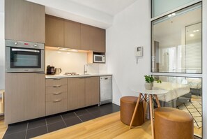 Fridge, oven, stovetop, dishwasher