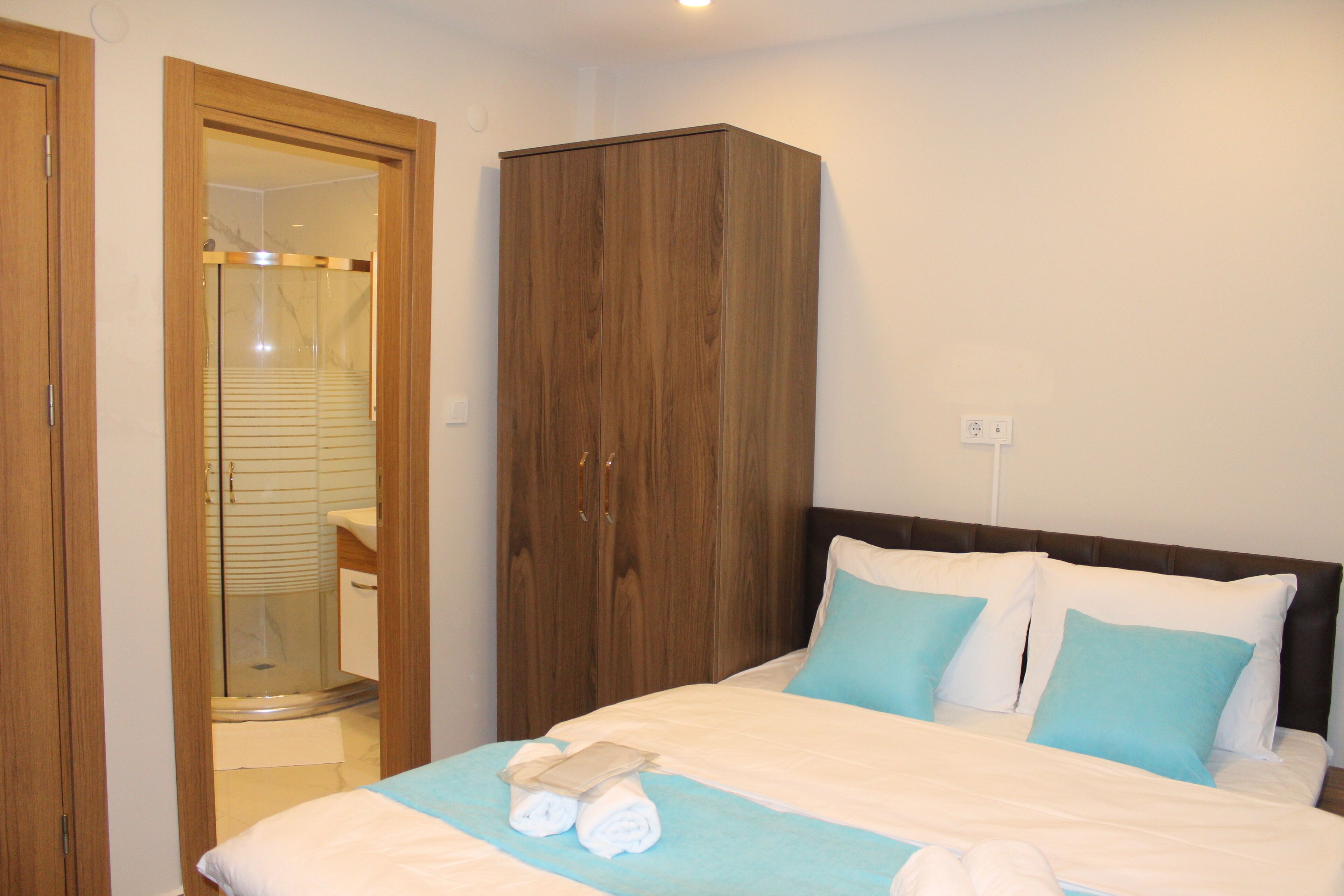 经典双人房 | 防过敏的被褥、迷你吧、办公桌、笔记本电脑工作区