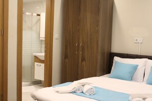 Hypo-allergenic bedding, minibar, desk, laptop workspace