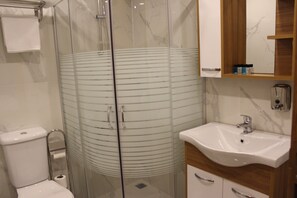 Shower, rainfall showerhead, free toiletries, hair dryer - Istanbul Terrace Hotel (Istanbul)
