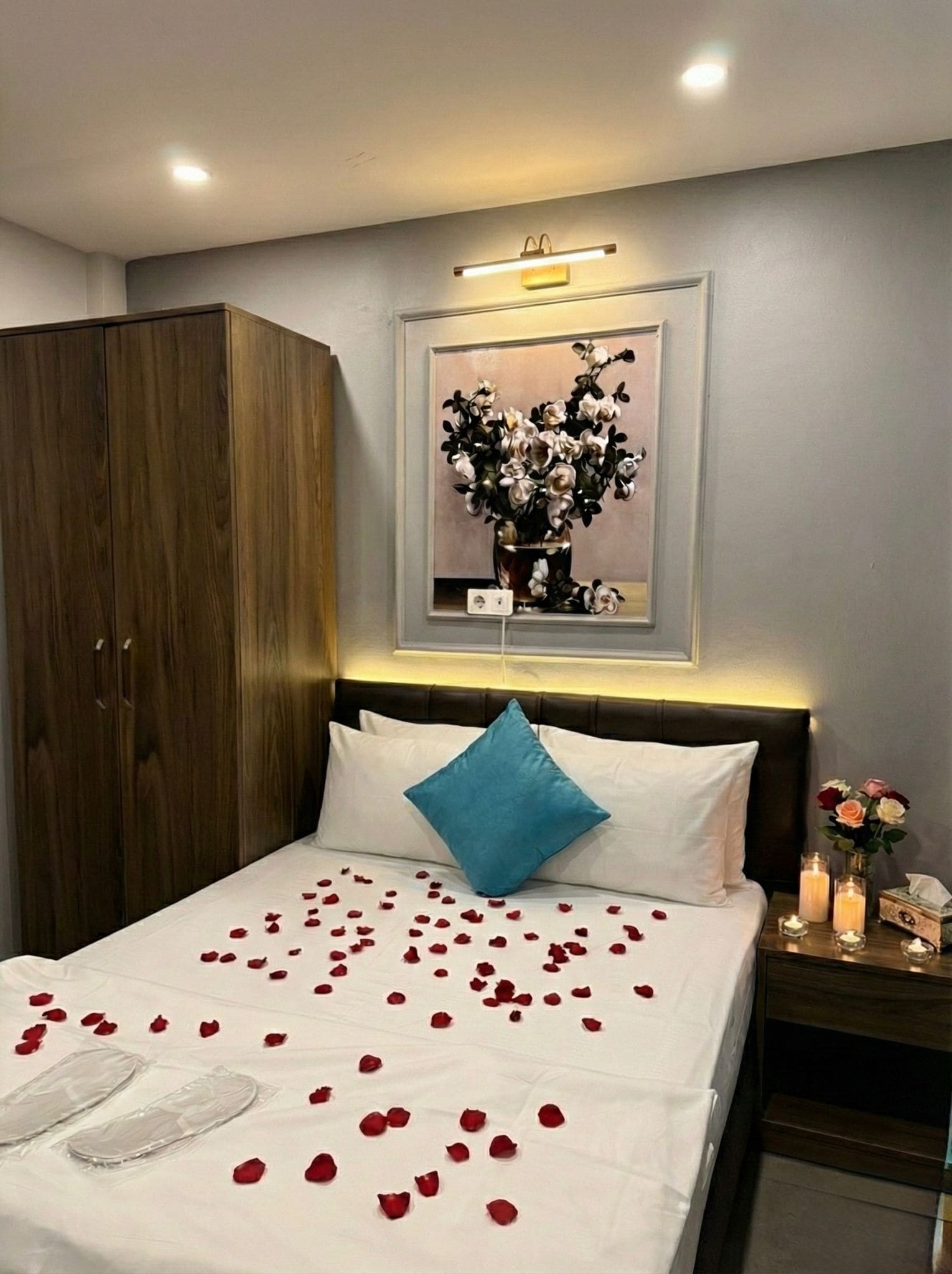 Hypo-allergenic bedding, minibar, desk, laptop workspace