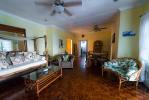 TV - Sea La Vie · *Sea La Vie* Surfer's Paradise & Wellness Retreat (Atlantic Shores)