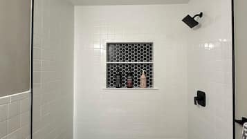 Badewanne, Haartrockner, Handtücher, Seife