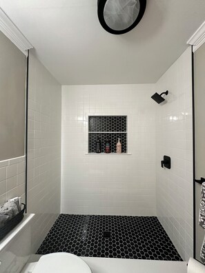 Bathtub, hair dryer, towels, soap - Nestled in the Beekman Art District (Saratoga Springs)