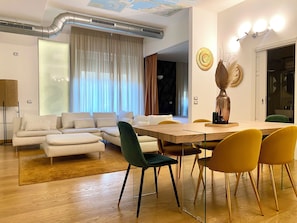 50-inch TV with digital channels - INTOMILAN  Galleria Duomo - Boutique & Design Aparthotel (Milan)