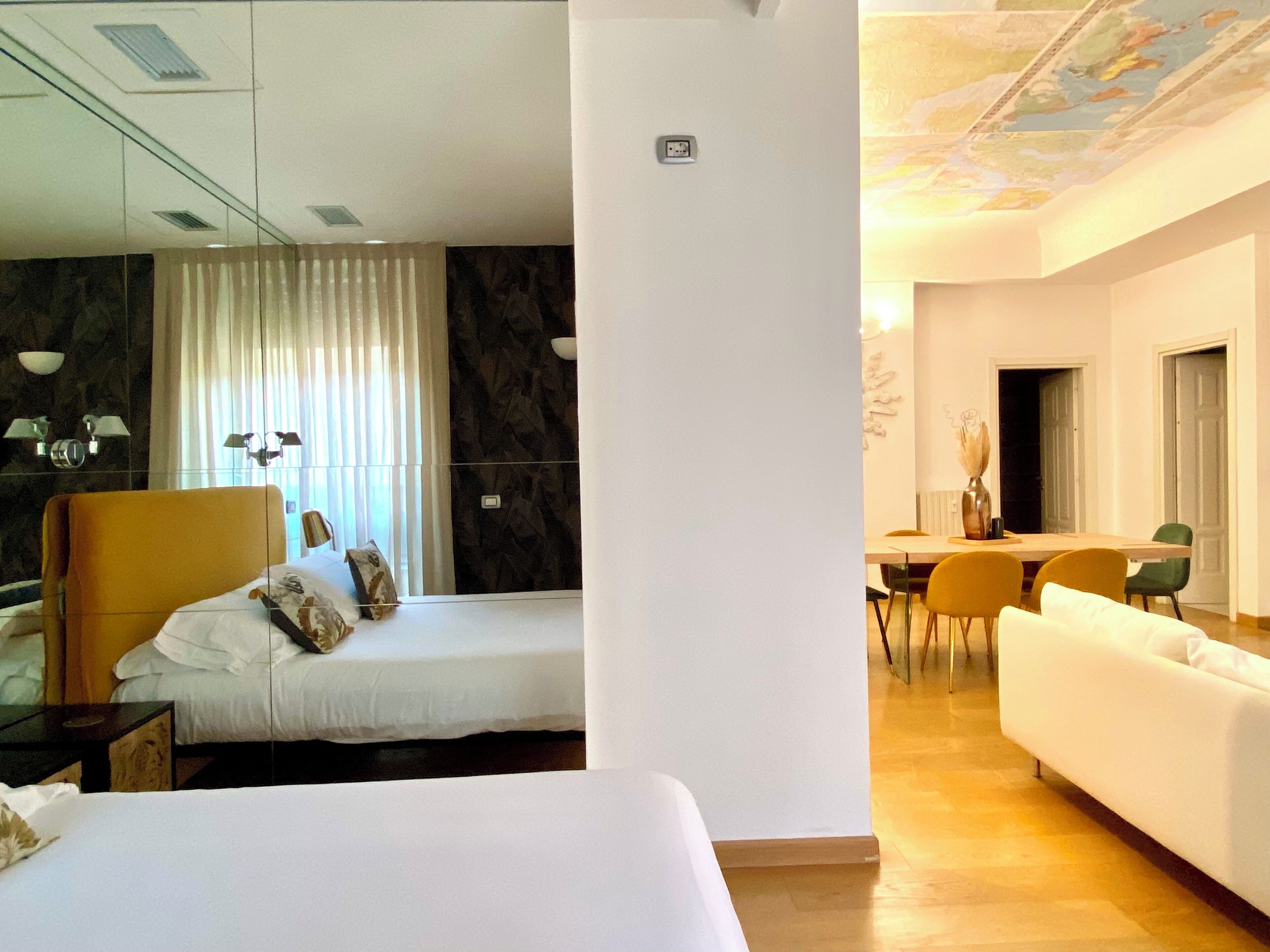 Ein Hotelzimmer mit Bett, Schreibtisch, Essbereich und Wohnbereich.