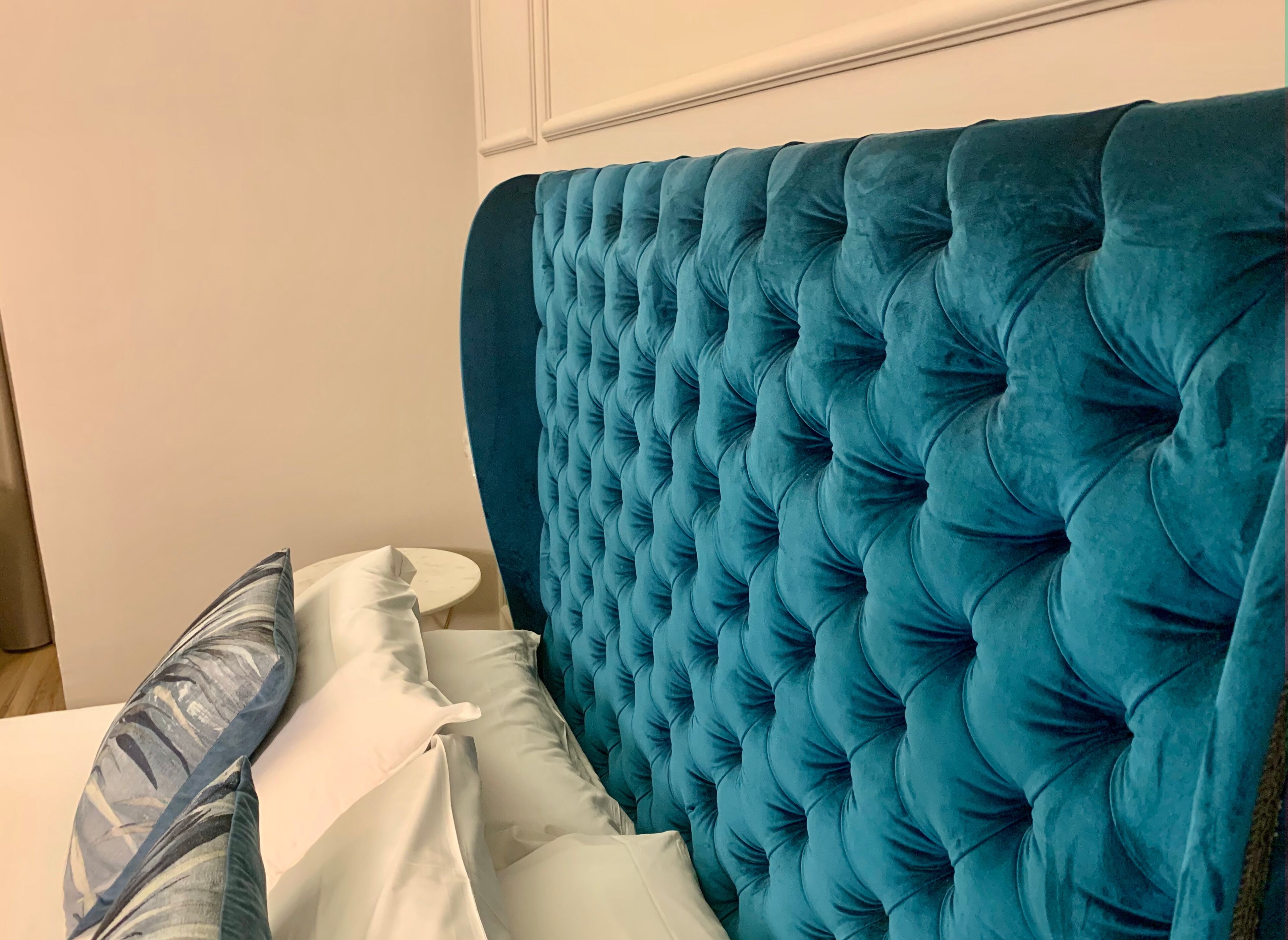 Deluxe-suite | Dundyner, minibar, pengeskab på værelset, individuelt design