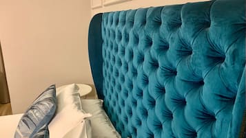 Deluxe-suite | Dundyner, minibar, pengeskab på værelset, individuelt design