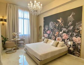 Luxury Suite | Down comforters, minibar, in-room safe, individually decorated - INTOMILAN  Galleria Duomo - Boutique & Design Aparthotel (Milan)