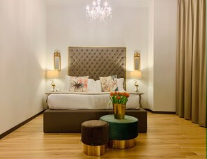 Rom – junior, 1 queensize-seng med sovesofa | Dundyner, minibar, safe på rommet og individuelt dekorert