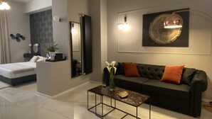 A modern living room with a sofa, a coffee table, and a bed. - INTOMILAN  Galleria Duomo - Boutique & Design Aparthotel (Milan)