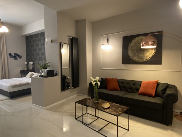 A modern living room with a sofa, a coffee table, and a bed. - INTOMILAN  Galleria Duomo - Boutique & Design Aparthotel (Milan)