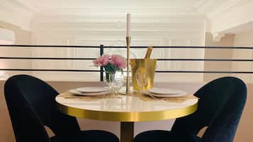 Deluxe Suite | Private kitchen | Fridge, coffee/tea maker, electric kettle, cookware/dishes/utensils