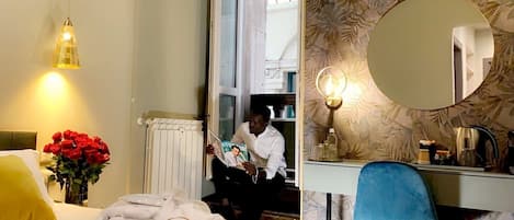 Yhden hengen design-huone | Untuvapeitot, minibaari, tallelokero huoneessa