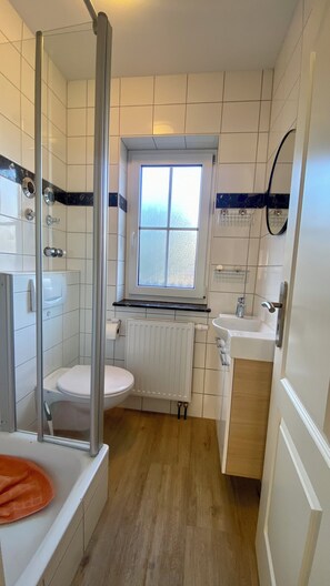 Dusche, Haartrockner, HandtĂŒcher