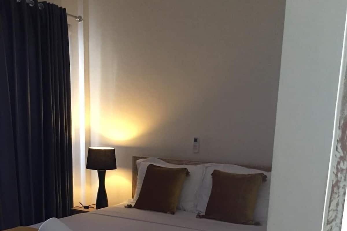 Queen Room | Soundproofing, free WiFi