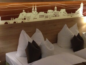 Quarto casal standard | Roupas de cama antialérgicas, cofres nos quartos