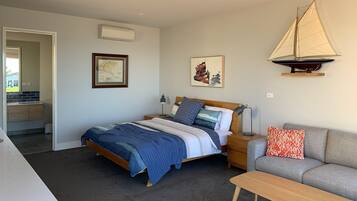 Estúdio panorâmico, 1 cama King, vista para o porto, de frente para o oceano | Roupas de cama premium, camas com colchões pillow-top