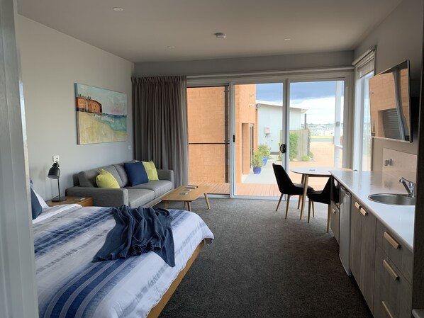 Estudio, vista al puerto (Studio 2) | Área de sala de estar | Smart TV de 58 pulgadas con canales digitales y televisión 