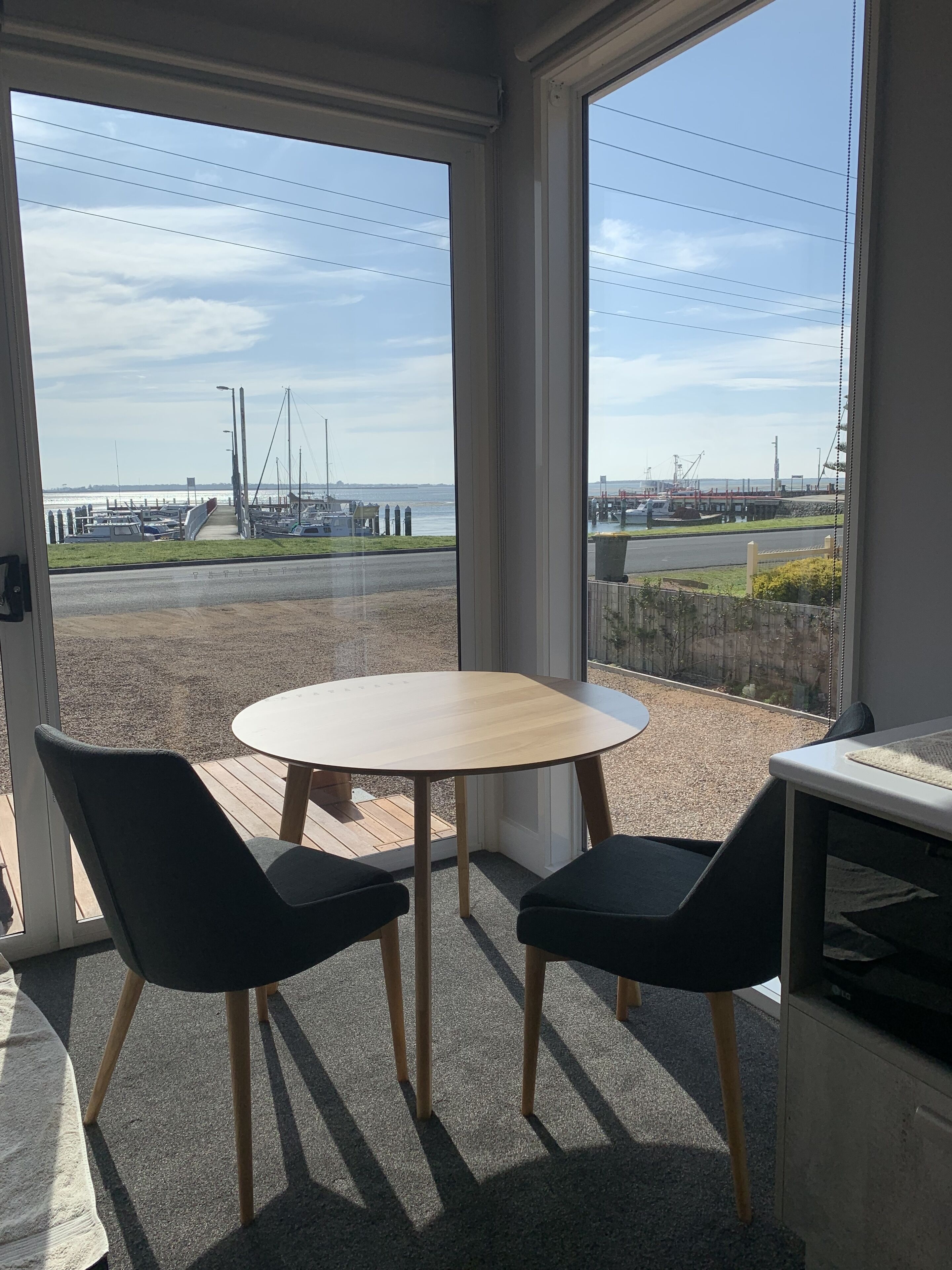 Studio Panoramique, 1 très grand lit, vue port, en front de mer | Restauration dans la chambre