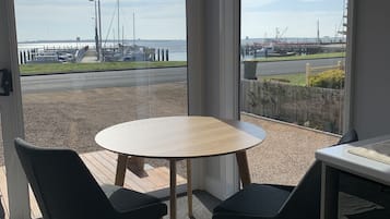 Studio Panoramique, 1 trĂšs grand lit, vue port, en front de mer | Restauration dans la chambre