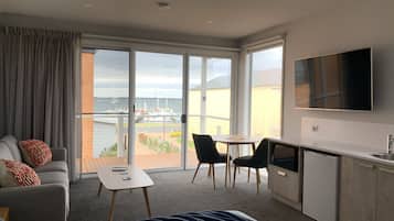 Studio 3 Balcony Harbour View | In-room dining
