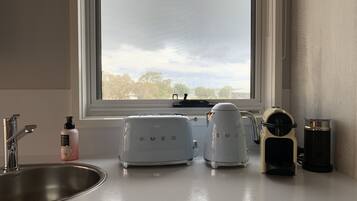 Estudio Deluxe, 1 cama King size, vista al puerto | Cocineta privada | Frigobar, microondas, cafetera de espresso y cafetera y tetera