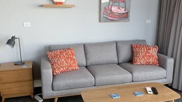 Studio 3 Balcony Harbour View | Living area